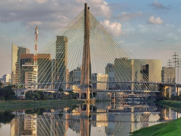 Bleibt Brücke in Sao Paulo über die Pinheiros