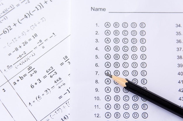 Bleistift auf den antwortbögen oder standardisiertes testformular mit gesprudelten antworten