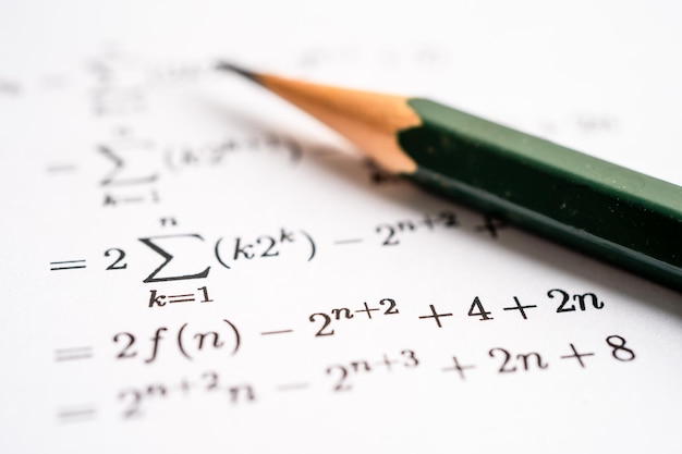 Bleistift auf mathematischem Formelübungstestpapier in der Bildungsschule