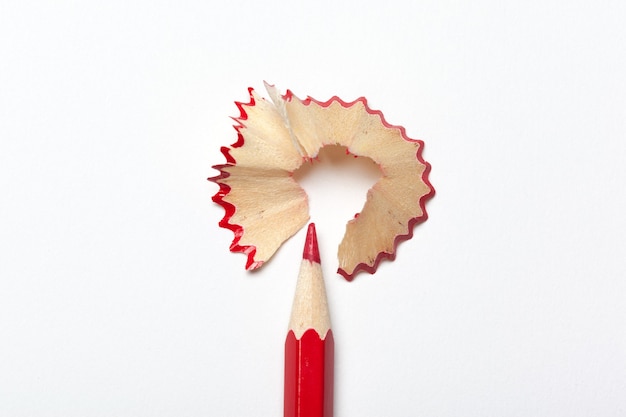 Bleistift & Bleistiftspäne isoliert auf weißem Hintergrund
