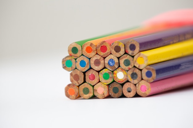 Bleistift mit verschiedenen Farben auf dem Tisch schön und bunt