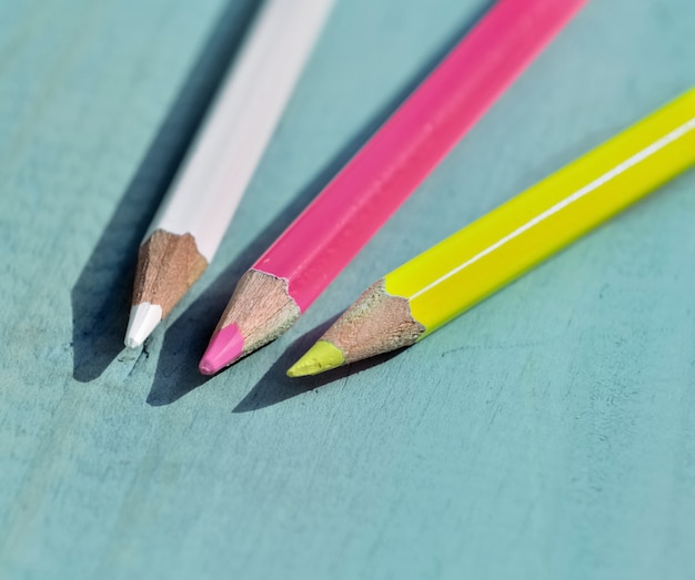 Bleistifte auf blauem Brett