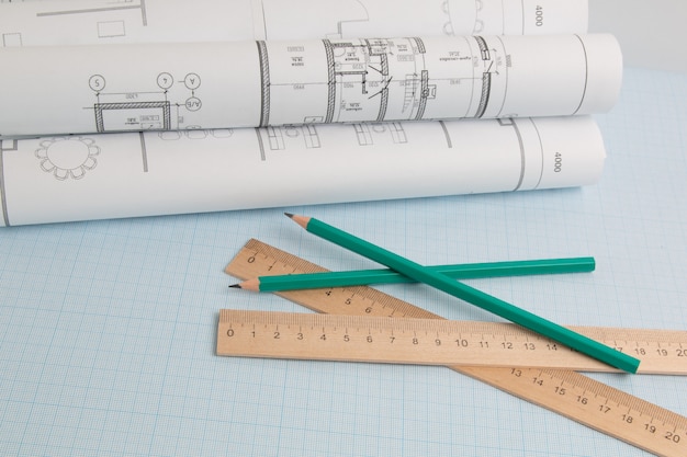Foto bleistifte, blaupausenzeichnungen beenden das technische lineal auf millimeterpapier