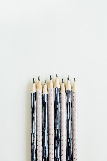 Bleistifte isoliert auf weißer Oberfläche