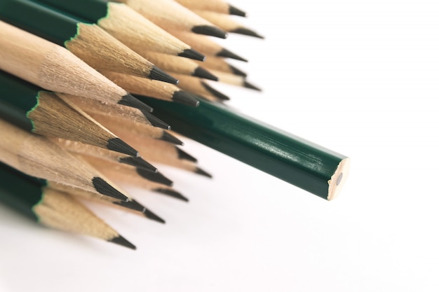 Bleistifte sind ein Instrument zum Schreiben oder Zeichnen, das aus einem dünnen Stift aus Graphit oder einer ähnlichen Substanz besteht, der in einem langen dünnen Stück Holz eingeschlossen oder in einem Metall- oder Kunststoffgehäuse befestigt ist.