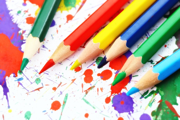 Bleistifte und Farben zum Zeichnen in Komposition auf dem Tisch