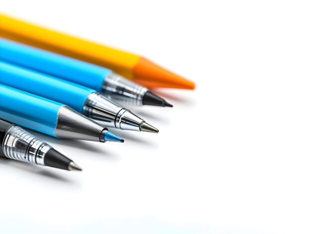 Bleistifte und Stifte liegen eins nach dem anderen gelb und isoliert auf einem weißen Hintergrund Hohe Auflösung