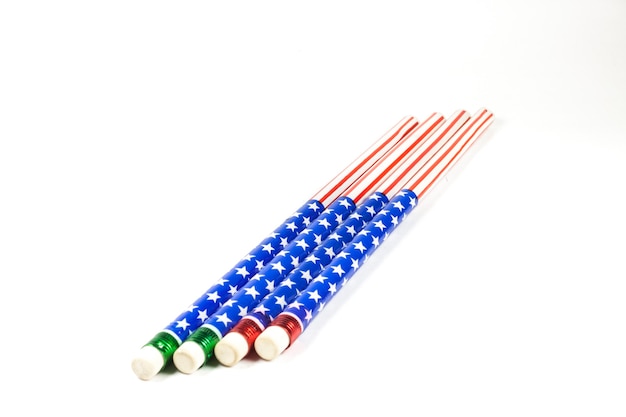 Bleistiftstreifen amerikanische Flagge auf weißem Hintergrund