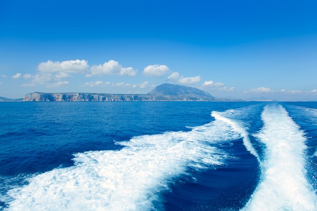 Blick auf Alicante Denia vom Meer und vom Boot aus