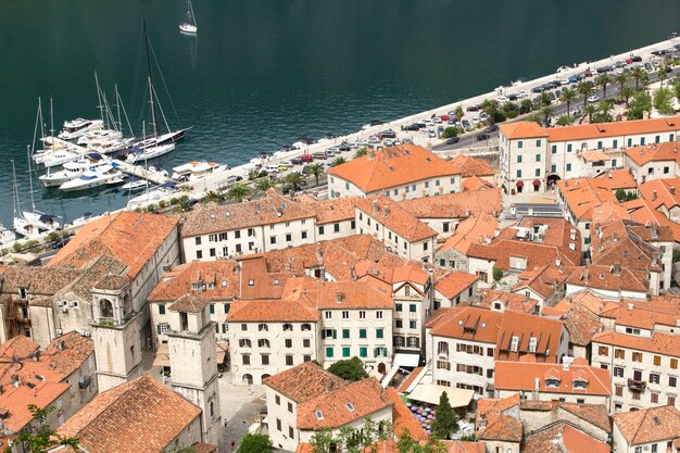 Blick auf alte Stadthäuser und Damm an einem Sommertag. Kotor. Montenegro.