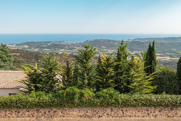 Blick auf Bäume und die Küste der Costa Brava im Sommer Meer und Naturlandschaft in Spanien