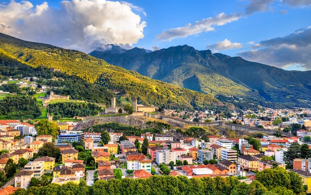 Blick auf Bellinzona mit den drei Burgen. im Tessin, Schweiz