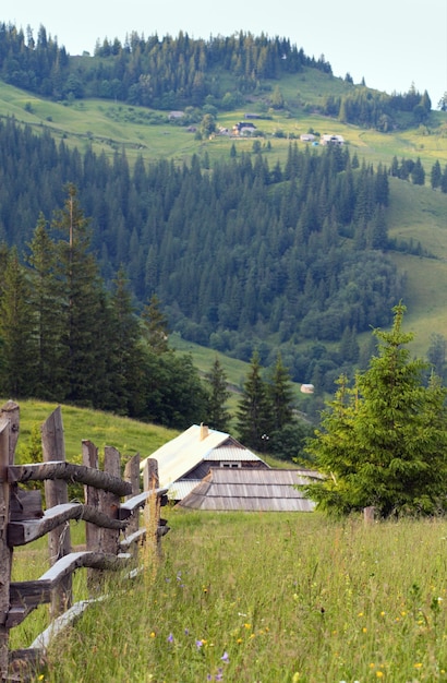 Blick auf Berg Weiler am Berghang