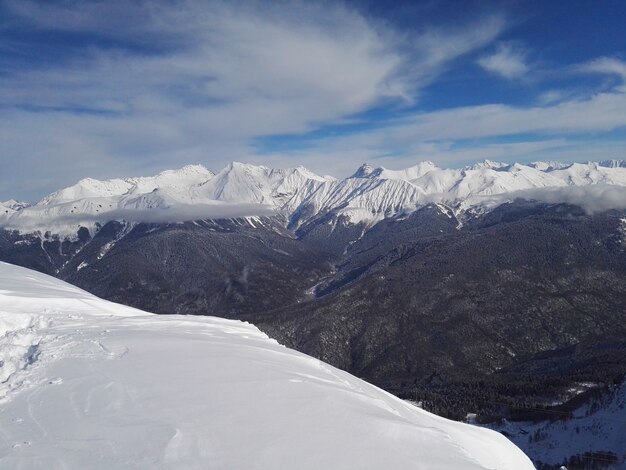 Blick auf Berge und Pisten im Winterskigebiet