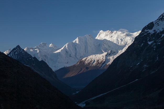 Blick auf Berghänge und Berggipfel in der Manaslu-Himalaya-Region