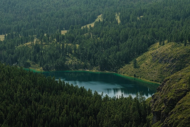 Blick auf Bergseen im Ulagan-Gebiet der Altai-Republik