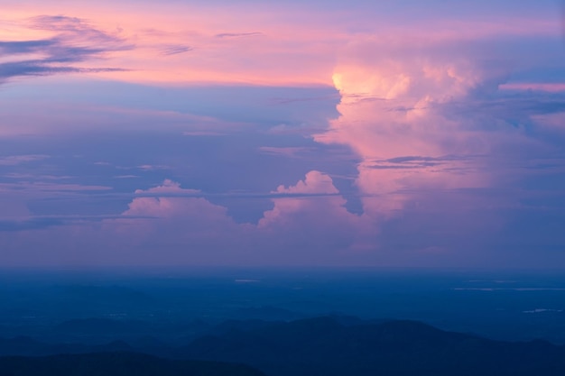 Blick auf bewölkten Himmel und Tal während der Morgendämmerung Sri Lanka-Ansicht