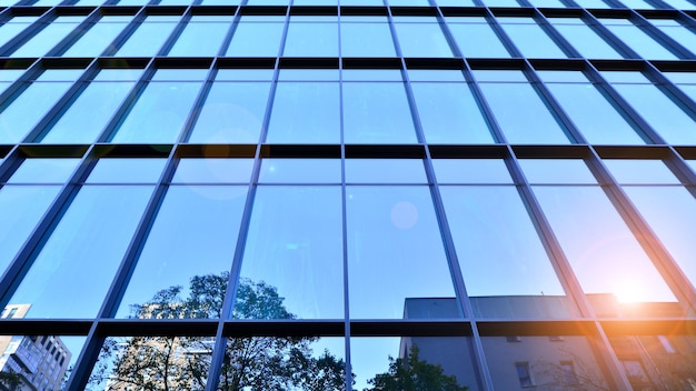 Foto blick auf blaues modernes bürogebäude die glasfenster des gebäudes mit aluminiumrahmen