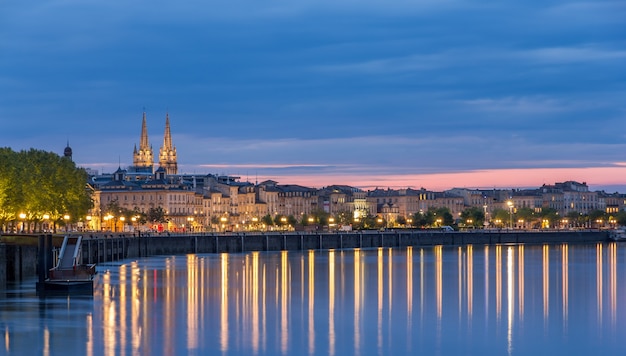 Blick auf Bordeaux am Abend - Frankreich