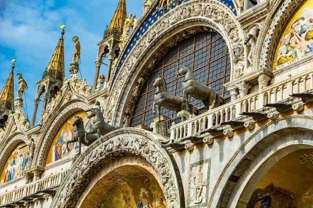 Blick auf Bronzepferde des Heiligen Markus auf der Markusbasilika in Venedig, Italien