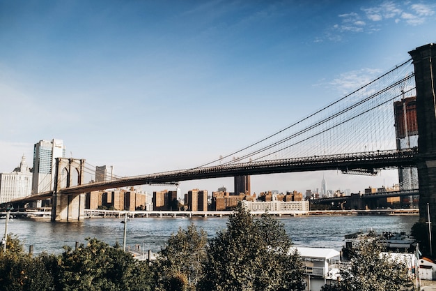 Blick auf Brooklyn Bridge an einem sonnigen Tag