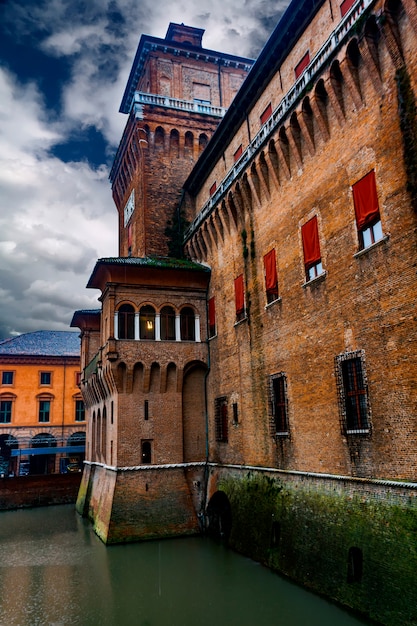 Blick auf Castello Estense in Ferrara, Italien