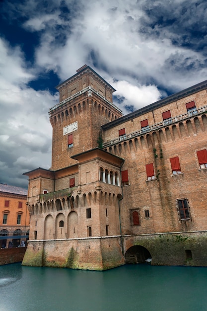 Blick auf Castello Estense in Ferrara, Italien