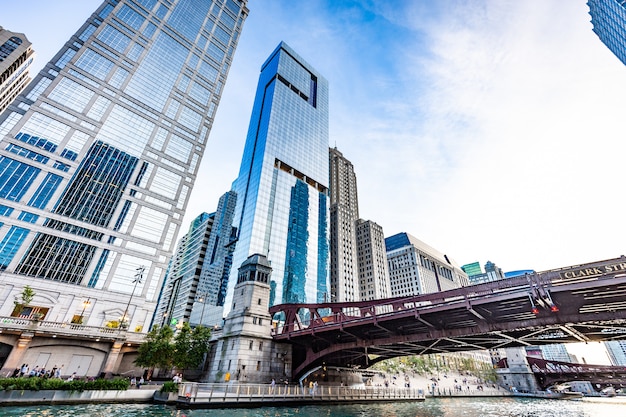 Blick auf Chicago-Gebäude an einem sonnigen Tag