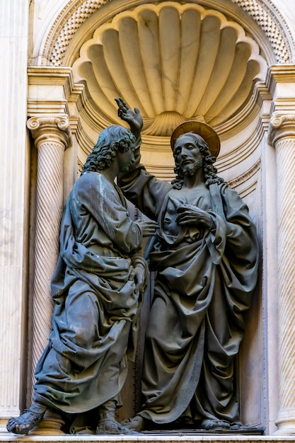 Blick auf Christus- und St. Thomas-Statuen von Andrea del Verrocchio, im Äußeren der Kirche Orsanmichele in Florenz, Italien