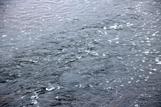 Blick auf das aktuelle Wasser aus nächster Nähe