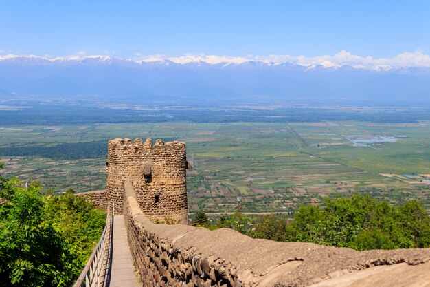 Blick auf das Alazani-Tal und den Turm der alten Stadtmauer in der Stadt Sighnaghi, Kachetien, Georgia