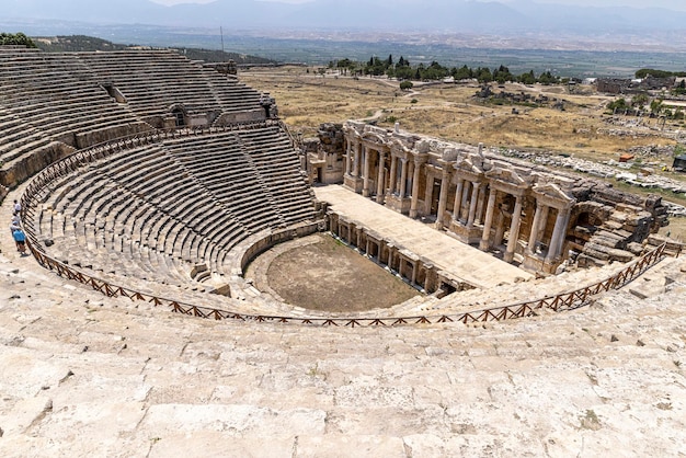 Blick auf das Amphitheater in Pamukkale