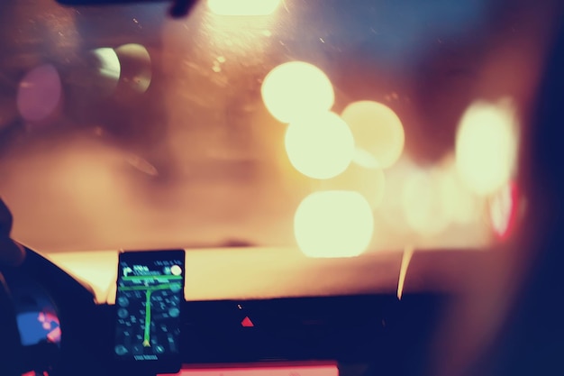 Blick auf das Auto im Stau / Rückansicht der Landschaft aus dem Fenster im Auto, Straße mit Autos, Lichtern und den Beinen der Autos Nachtansicht
