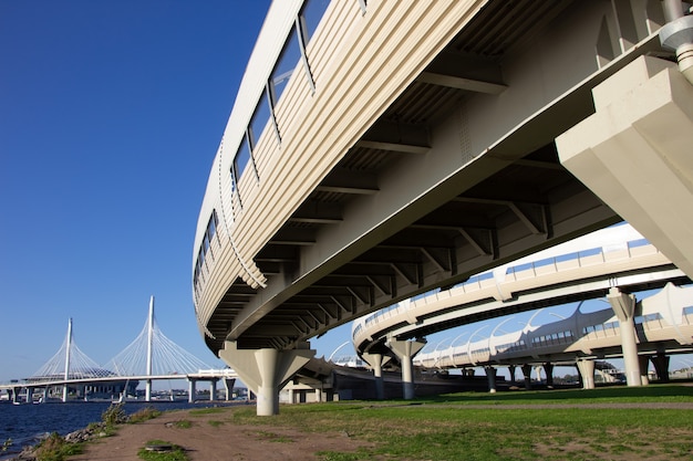 Blick auf das Autobahnkreuz, seine Bauteile und die Schrägseilbrücke