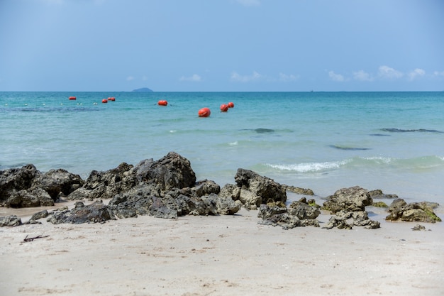 Blick auf das azurblaue Meer oder den Ozean von den Ufern von Thailand.