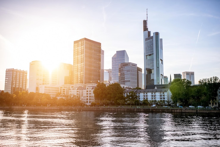 Foto blick auf das bankenviertel mit main während des sonnenuntergangs in der stadt frankfurt, deutschland