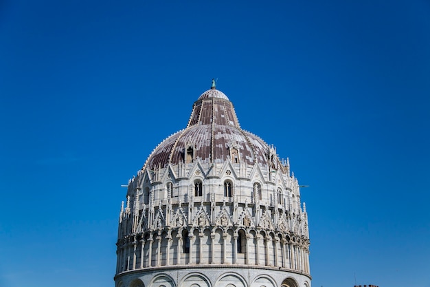 Blick auf das Baptisterium von Pisa in Italien