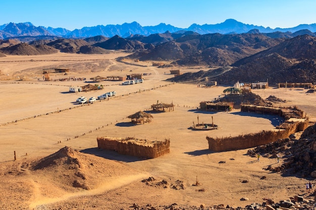 Blick auf das Beduinendorf in der arabischen Wüste, Ägypten