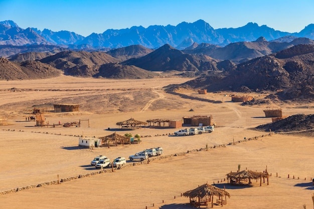 Blick auf das Beduinendorf in der arabischen Wüste Ägyptens