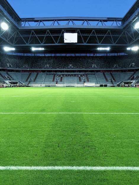 Foto blick auf das beleuchtete fußballfeld in der dämmerung