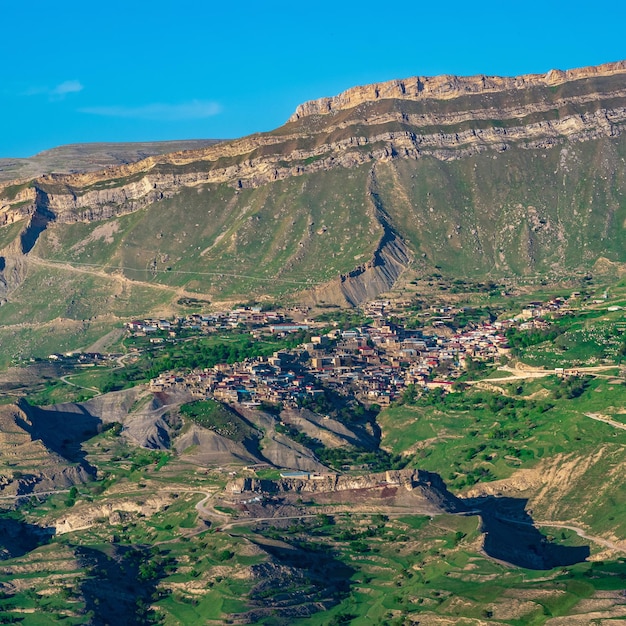 Blick auf das Bergdorf Chokh in Dagestan am Hang eines weiten Tals