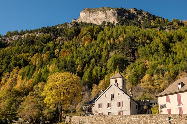 Blick auf das Bergdorf im Herbst (Gavarnie, Pyrenäen, Frankreich)