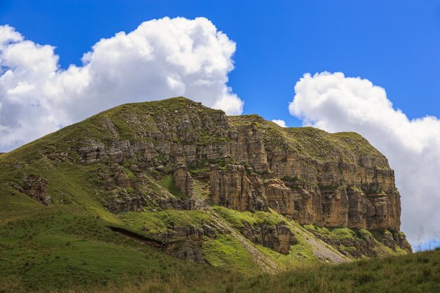 Blick auf das Bergplateau in den Wolken im Sommer im Nordkaukasus in Russland.