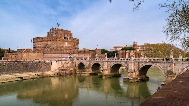 Blick auf das berühmte Schloss des Heiligen Engels und die Brücke über den Tiber in Rom, Italien