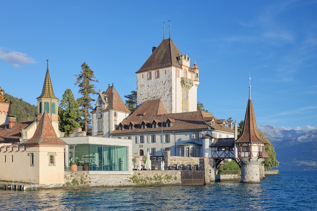 Blick auf das berühmte Schloss Oberhofen am Ufer des Thunersees