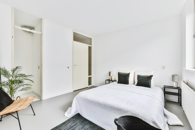 Blick auf das Bett im Schlafzimmer