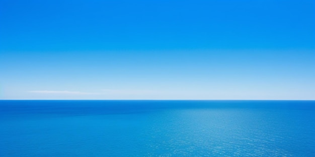 Blick auf das blaue Meer mit klarem Himmel