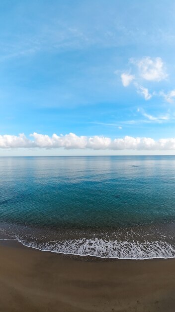 Blick auf das blaue Meer mit schönem bewölktem Himmel