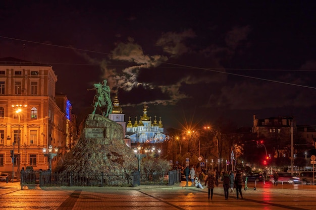 Blick auf das Bohdan Khmelnitsky-Denkmal und die beleuchtete St. Michaels-Kathedrale