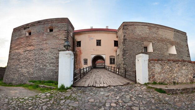 Blick auf das Brückentor über den Wassergraben zur alten Burg Zolochiv